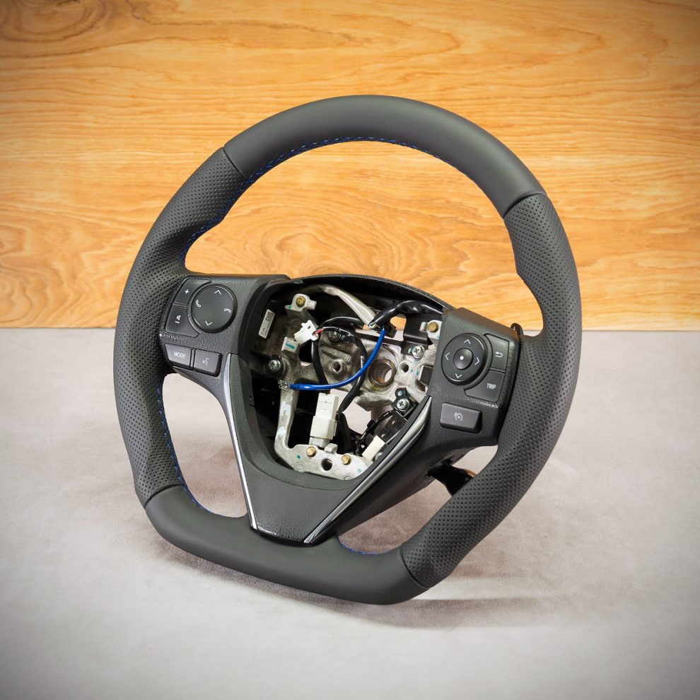 Modyfikacja i obszycie kierownicy Toyota Auris