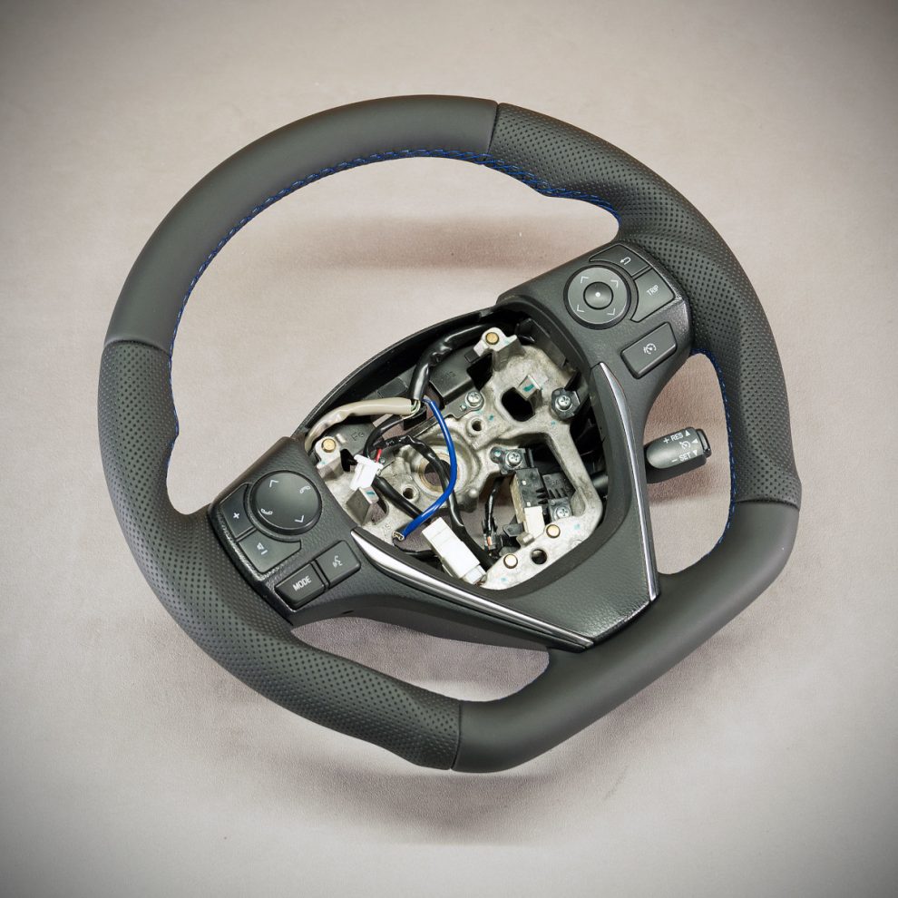 Modyfikacja i obszycie kierownicy Toyota Auris