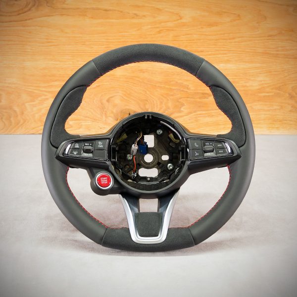 Kierownica Alfa Romeo Giulia po obszyciu Kierownica Alfa Romeo Giulia po obszyciu